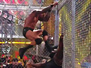 WWE历年地狱牢笼赛60秒精华！2011年毒蛇兰迪奥尔顿vs黑猩猩马克亨利(2014.10.23)