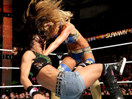 WWE女子撕衣-内衣肉搏赛：AJ女郎vs萨莫雷-RAW摔角2014年12月9日 - 狂野角斗士