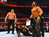 【中文解说】WWE迪安布罗斯开军车出场暴揍领导公司帮！罗曼雷恩斯vs赛斯罗林