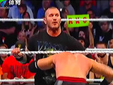 【中文解说】WWE激怒毒蛇的下场就是这样！兰迪奥尔顿毒蛇出动RKO扣翻弑神组合