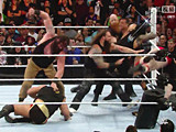 【中文官方解说】WWE正邪交锋！罗曼雷恩斯一人对抗怀亚特家族&多国联军